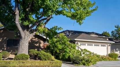 Sondaj: patru din 10 români se îngrijorează că locuința lor ar putea fi afectată de furtuni, iar trei din 10 se tem de inundații | AUDIO