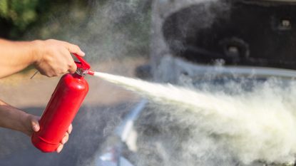 Comisia Europeană restricționează folosirea substanțelor chimice permanente în spumele de stingere a incendiilor | AUDIO