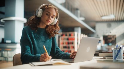 Radu Szekely, consilierul onorific al ministrului Educației: Discuțiile privind crearea unui program care să le permită copiilor din zone defavorizate să învețe online cu profesori specializați au început încă dinainte de pandemie | VIDEO