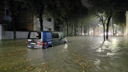 Constanța, după ploile torențiale: șuvoaiele au acoperit străzi, au inundat curți și subsoluri de case, iar vântul a culcat copacii la pământ