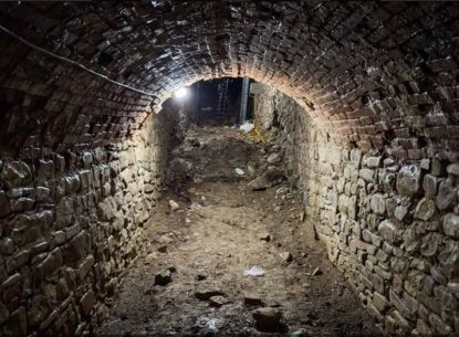 Descoperire la Mânăstirea Neamț: o pivniță care are drept cale de acces un tunel de 30 de metri, găsită de muncitori