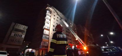Incendiu puternic într-un bloc cu 10 etaje din Arad, 25 persoane evacuate | Flăcările au pornit dintr-un apartament în care locuiește o vârstnică