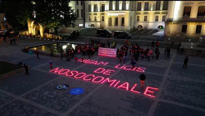 Peste 100 de oameni au ieșit în Piața Națiunii din Iași pentru a-i comemora pe cei șapte bebeluși care au murit în Spitalul Sf. Maria după ce s-au infectat cu o bacteria gravă