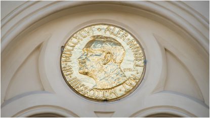 Premiul Nobel pentru Economie 2025, acordat economiștilor Joel Mokyr, Philippe Aghion și Peter Howitt „pentru explicarea creșterii economice bazate pe inovație”