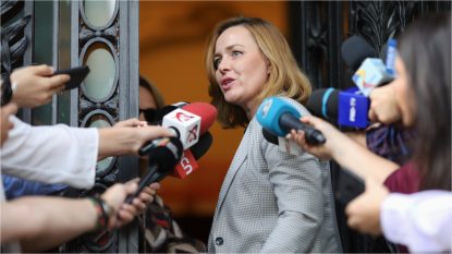 Fosta ministră de Interne, Carmen Dan, audiată la poliție, într-un dosar în care sora sa e acuzată de înșelăciune. Femeia ar fi înșelat stomatologi cărora le-ar fi vândut mașini și locuințe | AUDIO