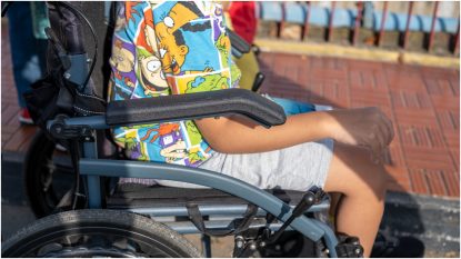 Familiile copiilor cu dizabilități pot accesa vouchere de până la aproape 8.000 de euro pentru dispozitive medicale. Cine sunt cei eligibili pentru acest program | AUDIO