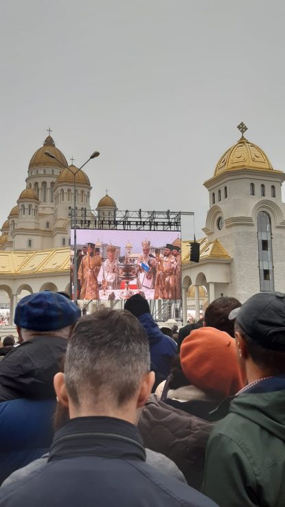 Zeci de mii de pelerini au participat la sfințirea picturii Catedralei Naționale. Mulți au venit de la Eparhiile din țară | GALERIE FOTO