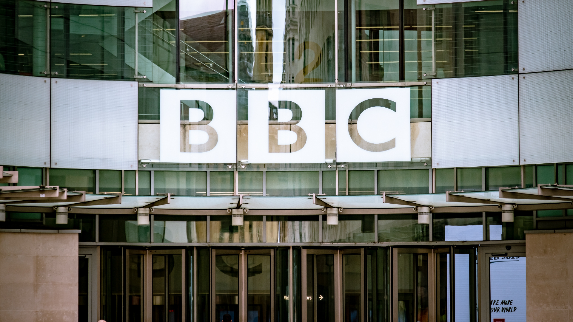 Președintele BBC și-a cerut scuze, într-o scrisoare adresată parlamentarilor britanici, pentru o „eroare de judecată” în editarea unui discurs al lui Donald Trump | AUDIO