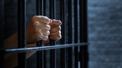 Aproape o treime dintre deținutele din Penitenciarul Arad au ajuns după gratii după ce ani la rând au fost abuzate de parteneri. Comisar șef de poliție penitenciară: „Victima ajunge să riposteze și astfel să devină agresor pentru agresorul ei” | AUDIO