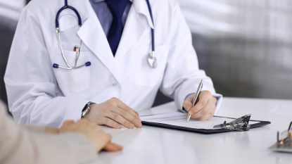 Clinica lui Marek Vâlcu, chirurgul acuzat că face operații ORL deși nu avea această specializare, a fost închisă de DSP București | AUDIO