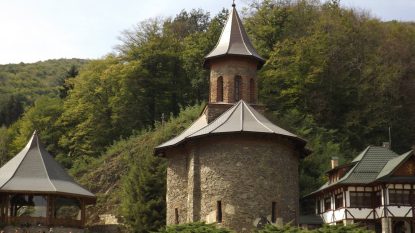 Hunedoara: Aproximativ 15.000 de pelerini sunt așteptați joi la Mănăstirea Prislop, la proclamarea canonizării Sfântului Arsenie Boca | AUDIO