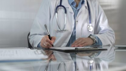 Gorj: Medic de la Spitalul de Urgență din Târgu Jiu, concediat după ce a trimis un pacient în stare gravă pentru consult la alte secții, deși trebuia ventilat permanent în secția de ATI. Bărbatul a murit în ambulanță | AUDIO