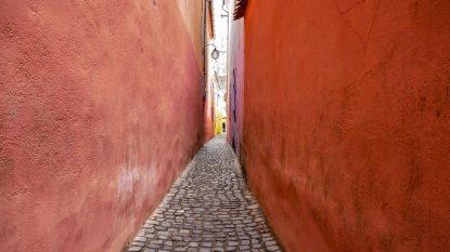 Brașov: Strada Sforii, închisă în regim de urgență din cauza deteriorării clădirilor care o delimitează | AUDIO