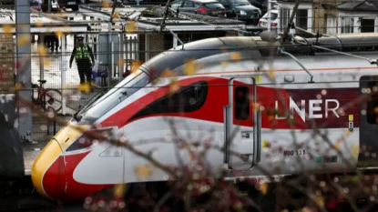 Atac sângeros într-un tren din Marea Britanie: nouă persoane au ajuns la spital cu răni critice după ce au fost înjunghiate cu un cuțit