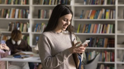 Fran&#539;a: Emmanuel Macron propune interzicerea telefoanelor mobile &icirc;n licee. M&#259;sura este deja aplicat&#259; pentru elevii din gimnaziu printr-un program pilot | AUDIO