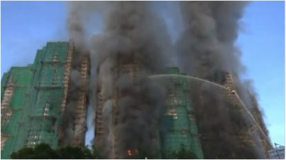 China: Pompierii au stins incendiul de la complexul reziden&#539;ial din Hong Kong dup&#259; dou&#259; zile de lupt&#259; cu fl&#259;c&#259;rile. Bilan&#539;ul mor&#539;ilor a ajuns la aproape 130 de oameni | AUDIO