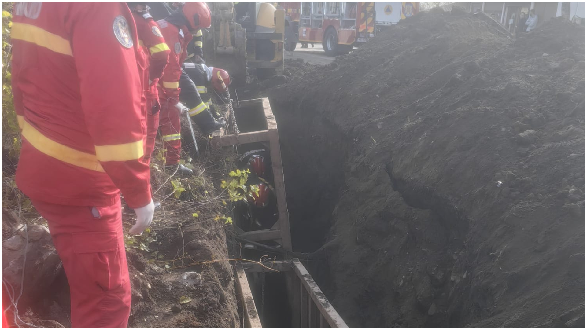 Prahova: Pompierii militari intervin în localitatea Gherghița, unde un mal de pământ a căzut peste doi oameni