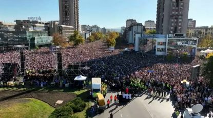Zeci de mii de oameni au venit la o manifestație în orașul Novi Sad, Serbia, la un an după accidentul mortal din gară, unde au murit 16 persoane
