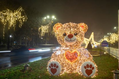 Luminițele de sărbători din Capitală vor fi aprinse sâmbătă seară | Decorațiuni cu tematică muzicală: cheia sol, instrumente și personalități emblematice