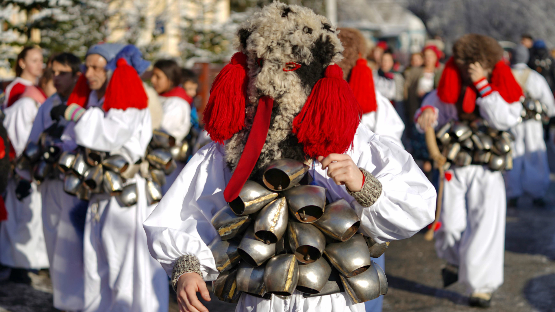 Tradiții de Crăciun în Maramureș: Brondoșii de Cavnic, obicei unic în țară, prin care sunt alungate spiritele rele înainte de sărbători | AUDIO