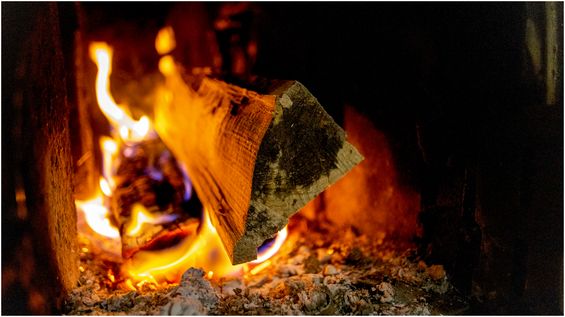 Obiceiuri de Crăciun, în Oltenia. Ce presupun Viflaimul din Dolj, Vasilca și scormonitul în foc | AUDIO