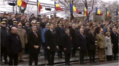 Ce i-au spus unii români la parada militară președintelui Nicușor Dan. Șeful statului nu a dorit să comenteze demisia ministrului Apărării: „Să nu stricăm sărbătoarea națională” | AUDIO