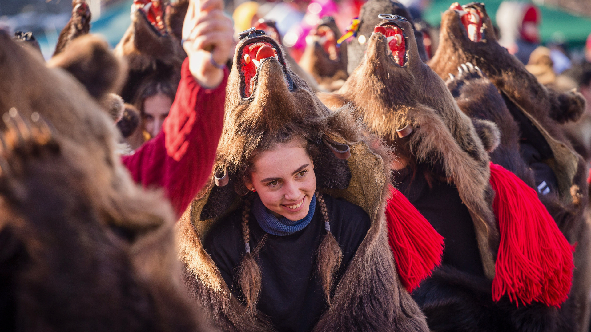 Obiceiuri de Crăciun, în Moldova. Îmblânzirea anului ce vine și a „Urșilor de la Comănești”. Alungarea duhurilor rele prin „Uncheșii și babele de la Păunești” | AUDIO