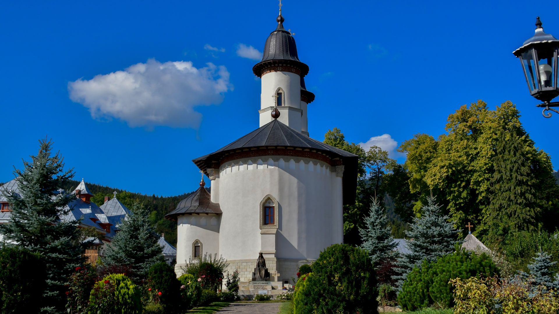 Mormintele a cinci dintre cele 16 femei cu viață sfântă, canonizate de BOR, sunt în județul Neamț. Trei dintre ele odihnesc la Mănăstirea Văratec | AUDIO
