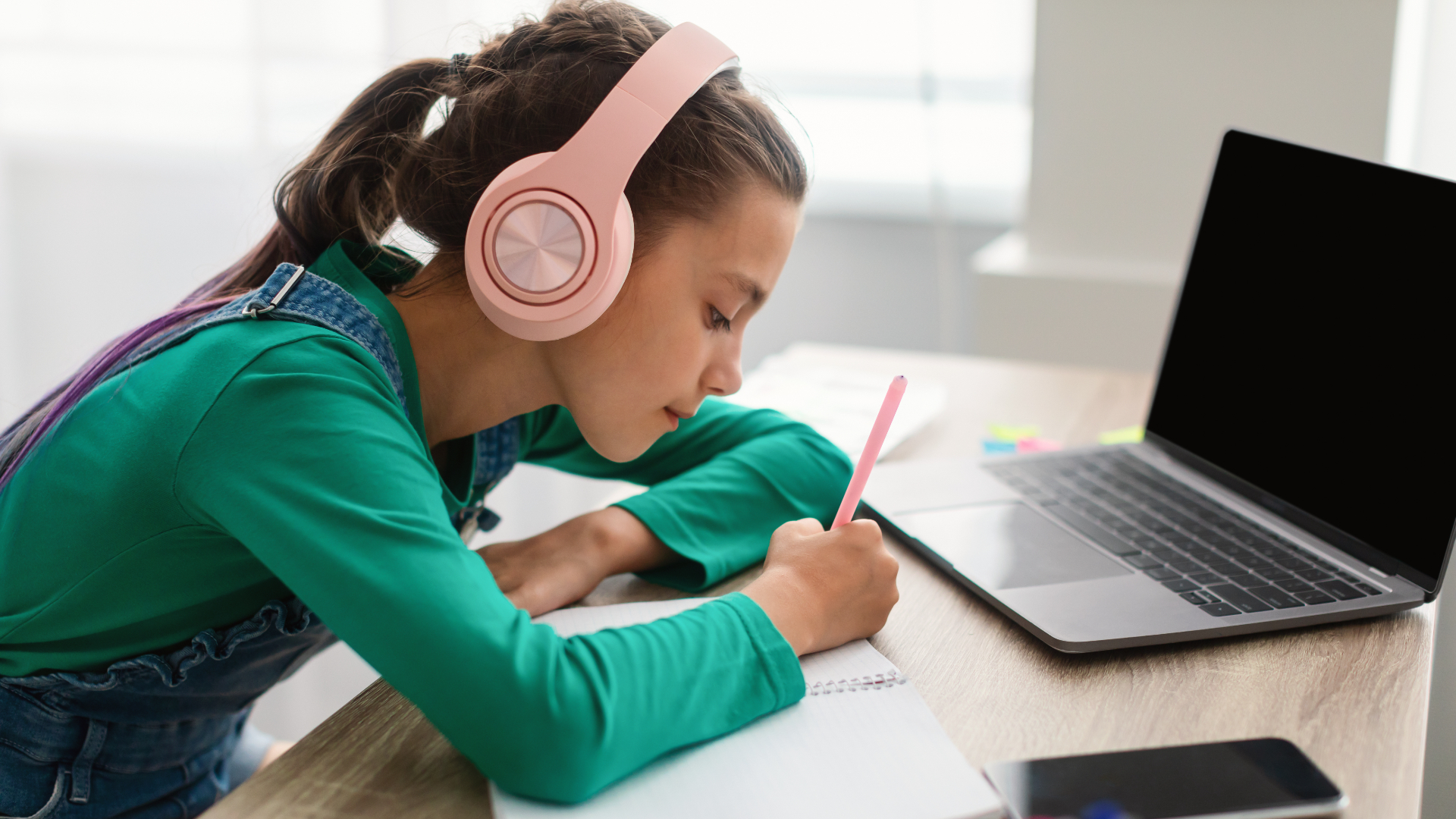 STUDIU: Ce metode folosesc adolescenții pentru a-și realiza temele și proiectele școlare. Șase din 10 apelează la AI | AUDIO