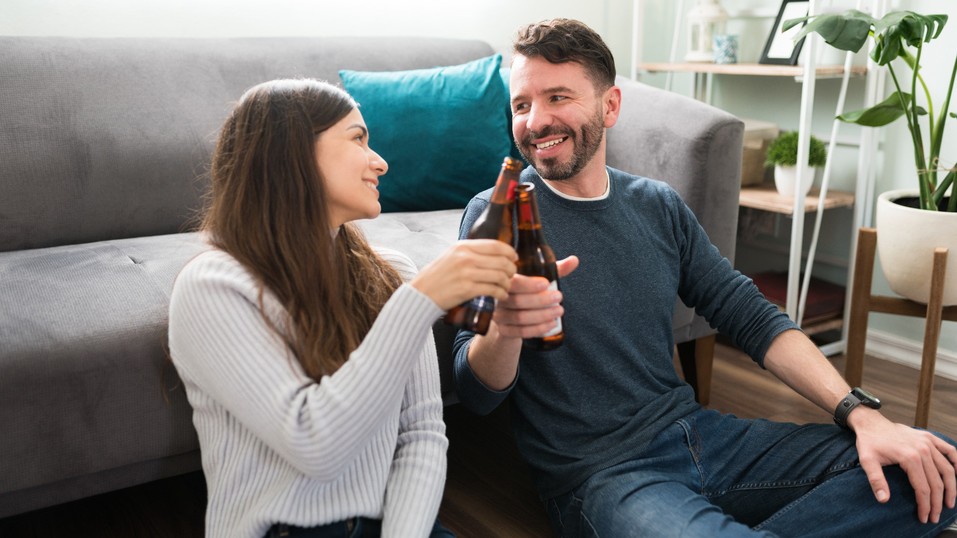 STUDIU: Jumătate dintre români au băut bere la o întâlnire romantică. Cei care comandă o astfel de băutură, percepuți ca fiind mai prietenoși și relaxați  | AUDIO