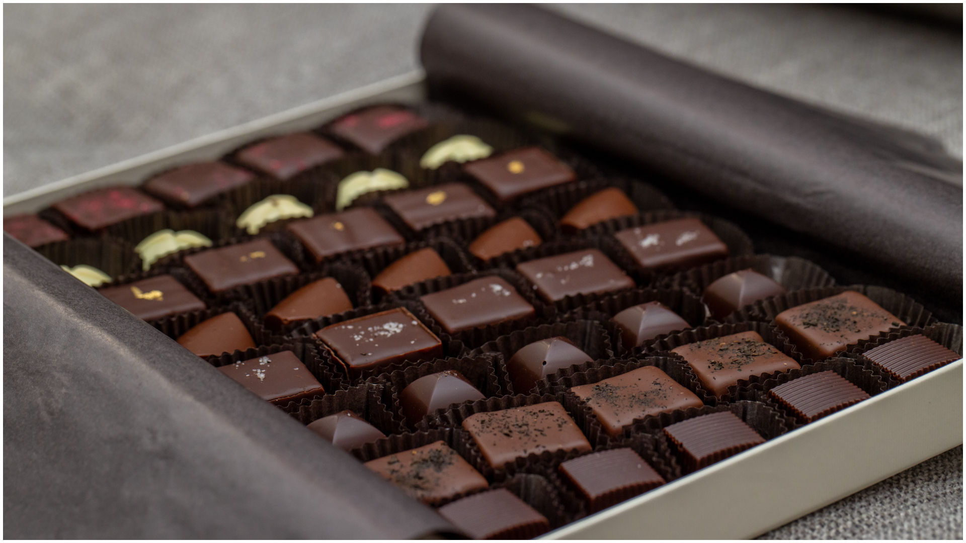 Cheltuieli de 100.000 de lei la o primărie din județul Dâmbovița de 1 și 8 martie. Primarul cumpără mărțișoare, felicitări și ciocolată: „Avem vreo legislație care îmi spune că nu am voie să fac asta?” | AUDIO