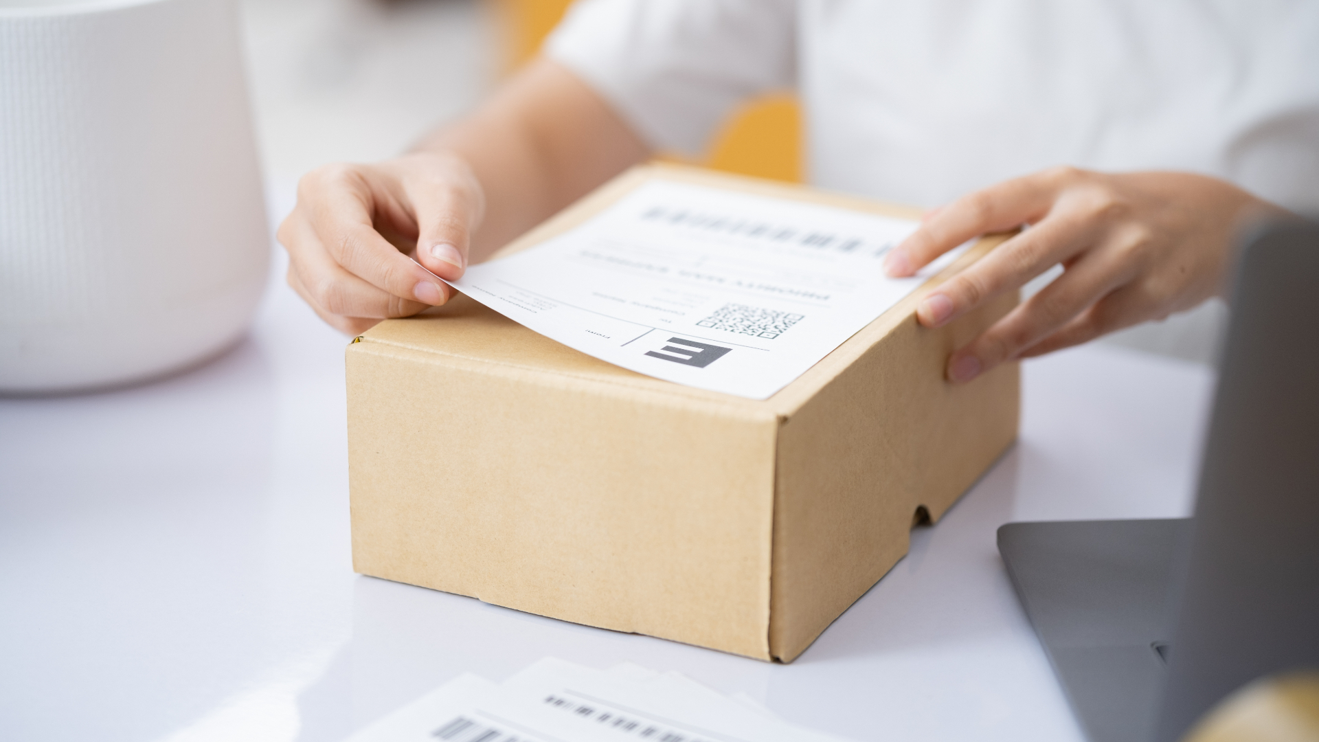 Colet cu cocaină adus din Spania prin curier pentru cluburile din București. Patru persoane au fost reținute | AUDIO