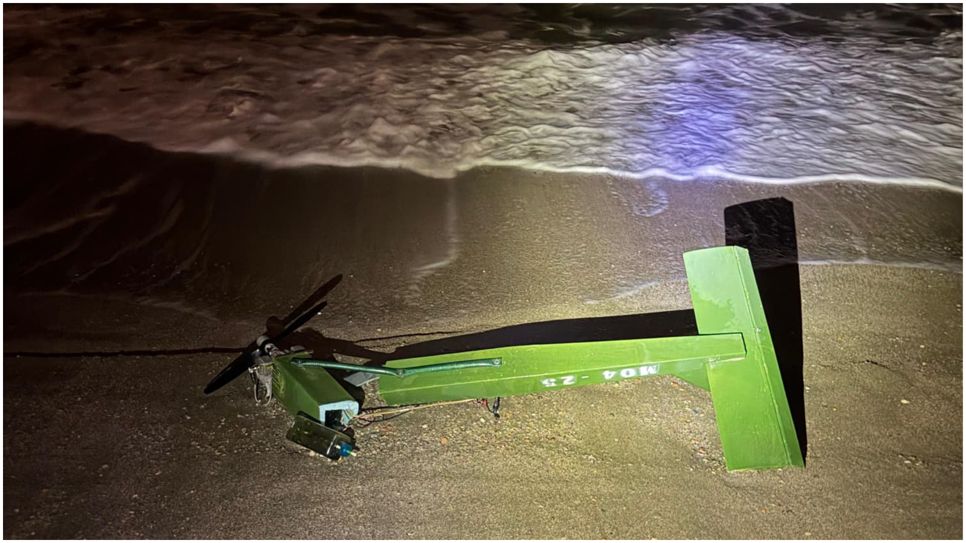 Resturi de dronă, găsite aseară pe o plajă din Mamaia. Echipaje specializate s-au deplasat la fața locului | AUDIO