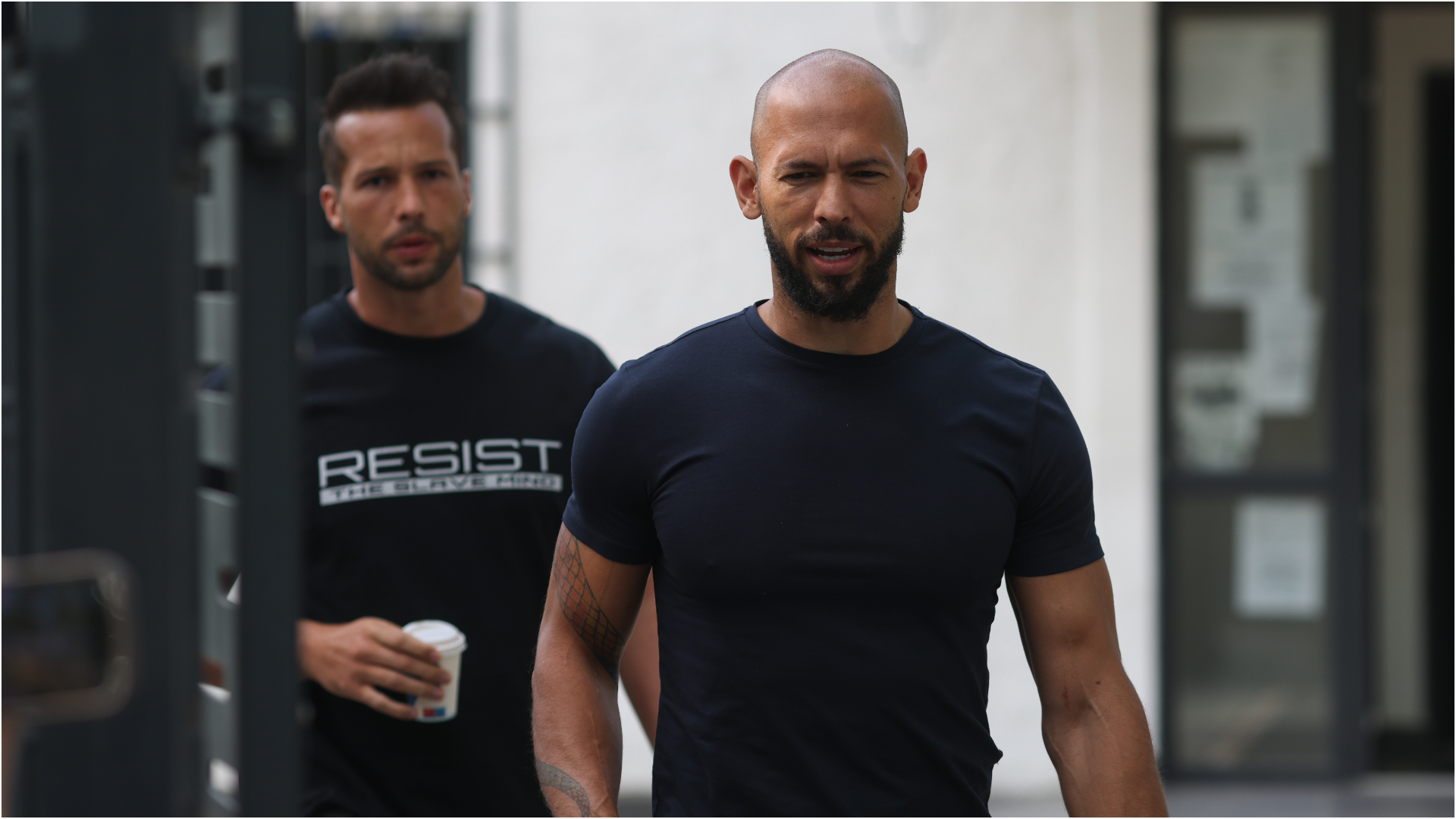 Frații Andrew și Tristan Tate scapă de controlul judiciar. Decizia Tribunalului București este definitivă | AUDIO