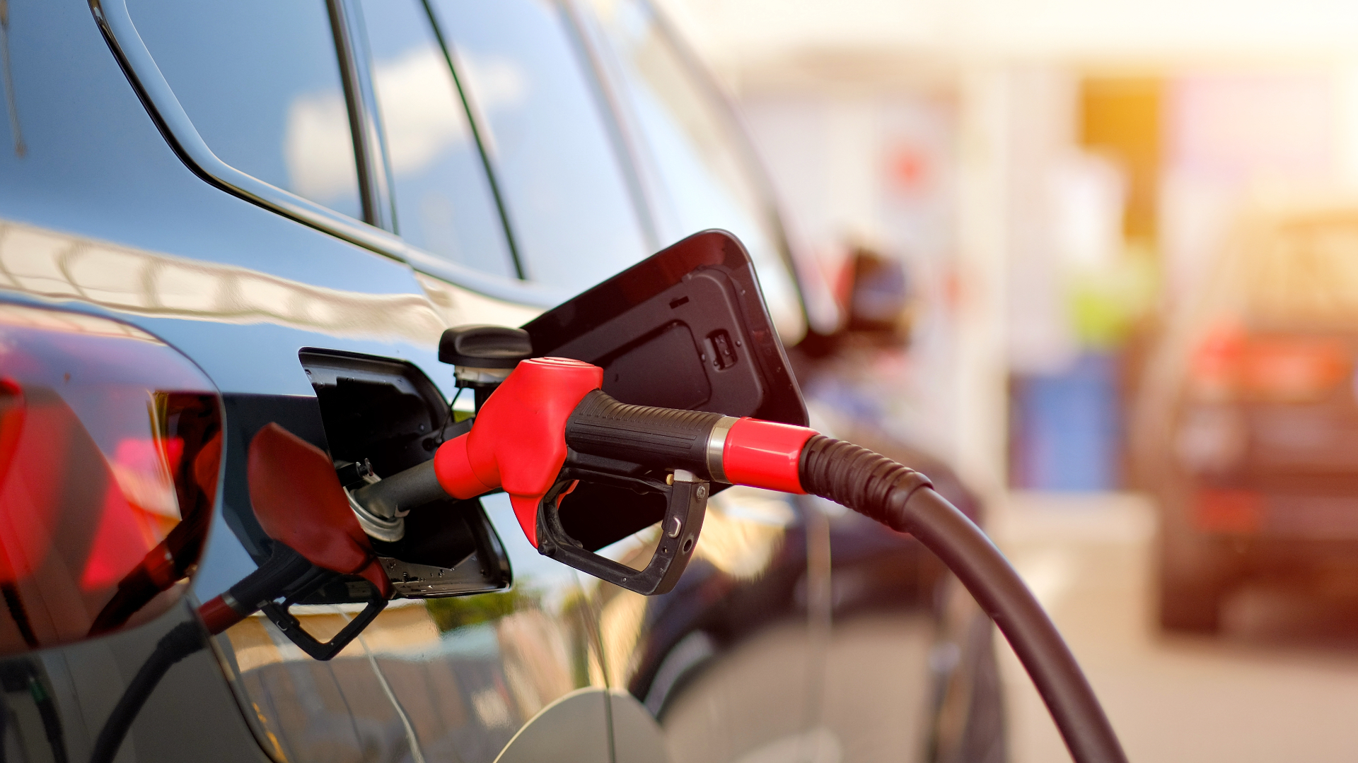 Percheziții de amploare în Brașov și Mureș. Mai multe persoane, suspectate de furt de motorină de pe un șantier feroviar | AUDIO