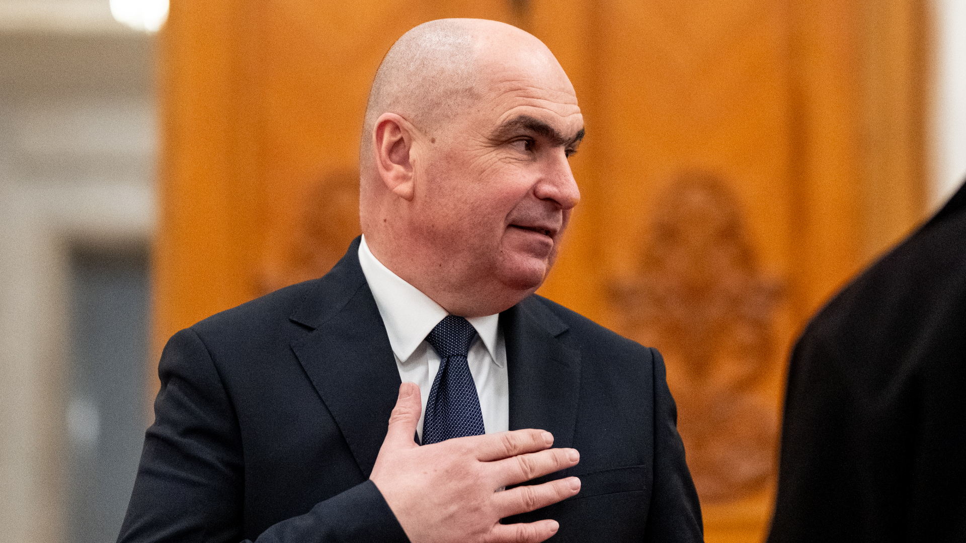 Premierul Ilie Bolojan, despre mama sa: Îi sunt recunoscător. „De câte ori mă văd cu mama, mă emoționez. Uneori chiar și prin intermediul presei”. Ce a spus despre interviul acordat de aceasta | AUDIO