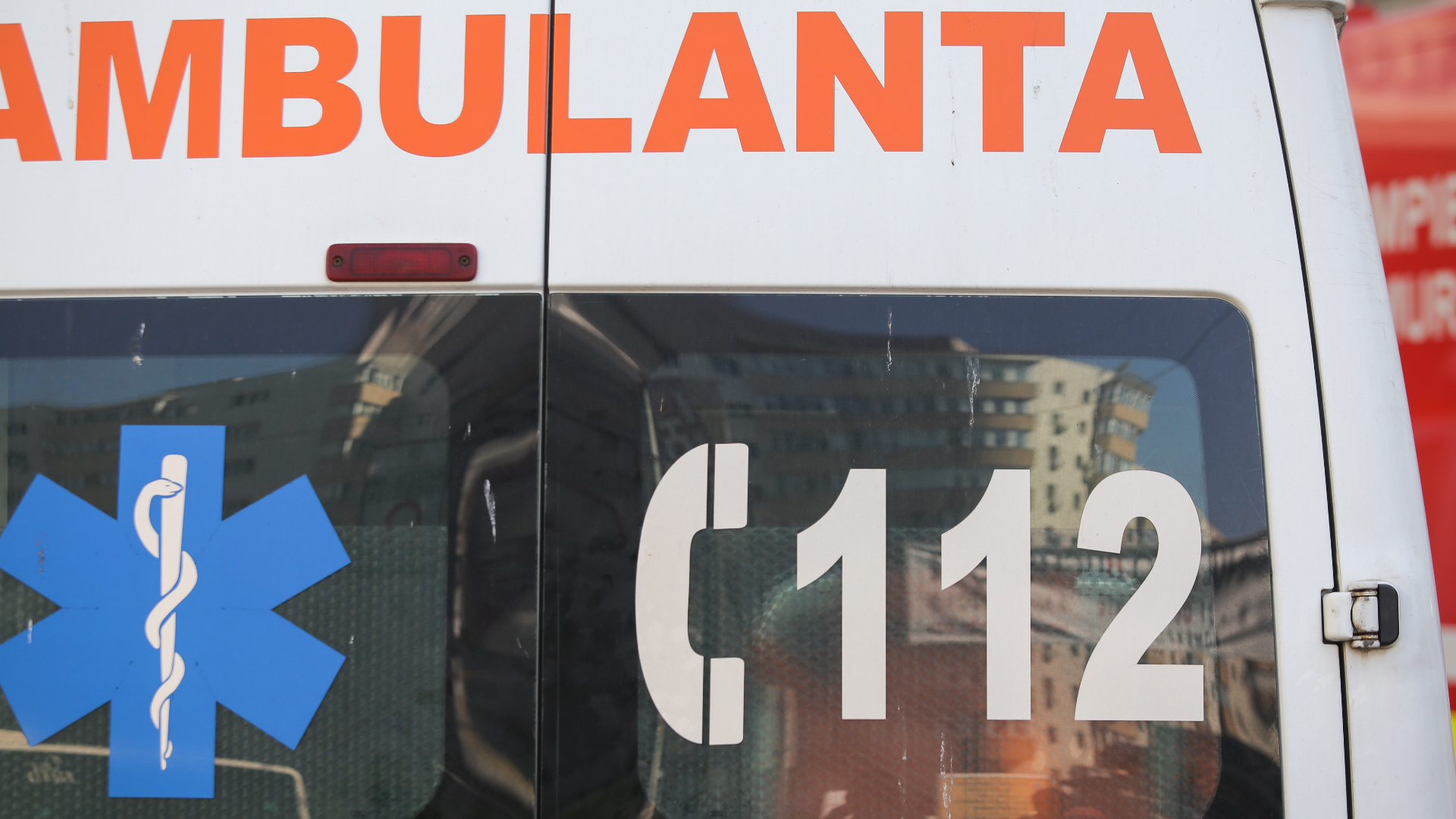 Femeie rănită grav în Azuga, după ce a fost lovită de un stâlp prăbușit peste trotuar. Poliția a deschis dosar penal | AUDIO