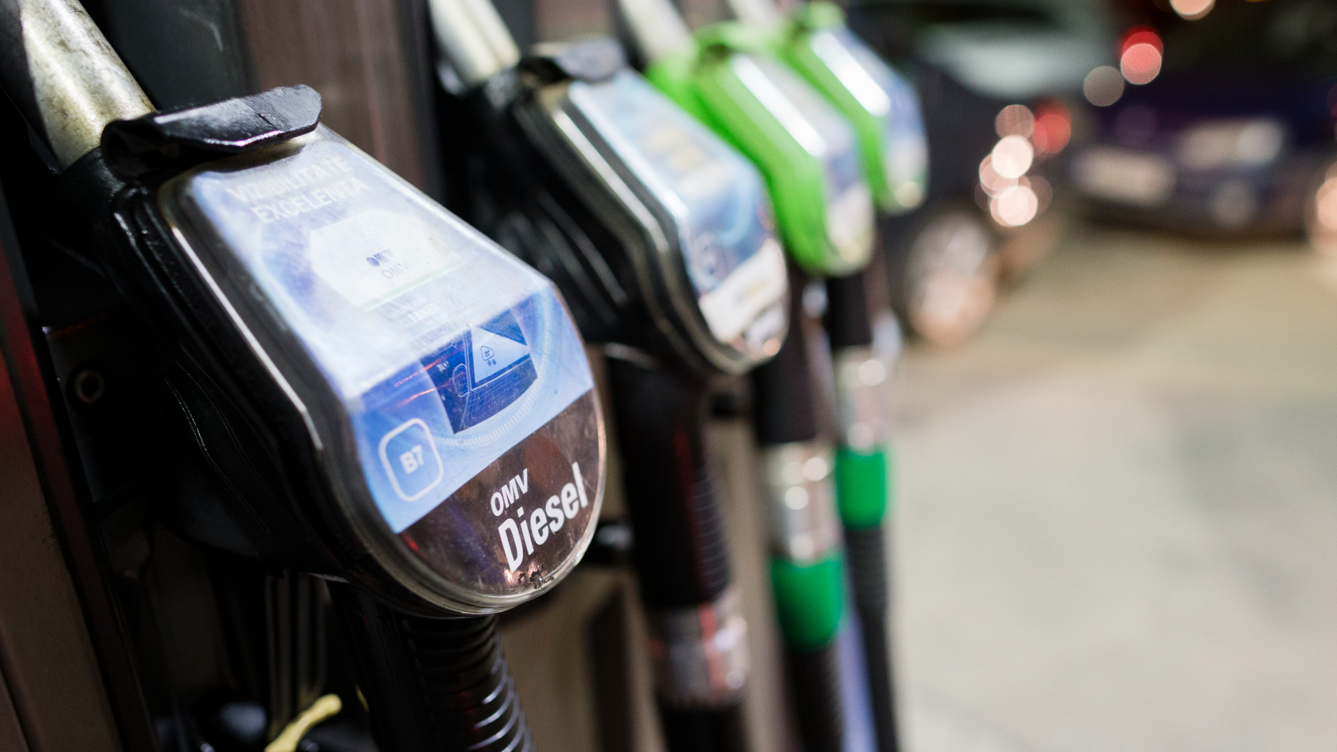 Prețurile carburanților au scăzut în țară la opt lei pe litru, dar ieftinirile ar putea fi temporare din cauza instabilității politice din Orientul Mijlociu