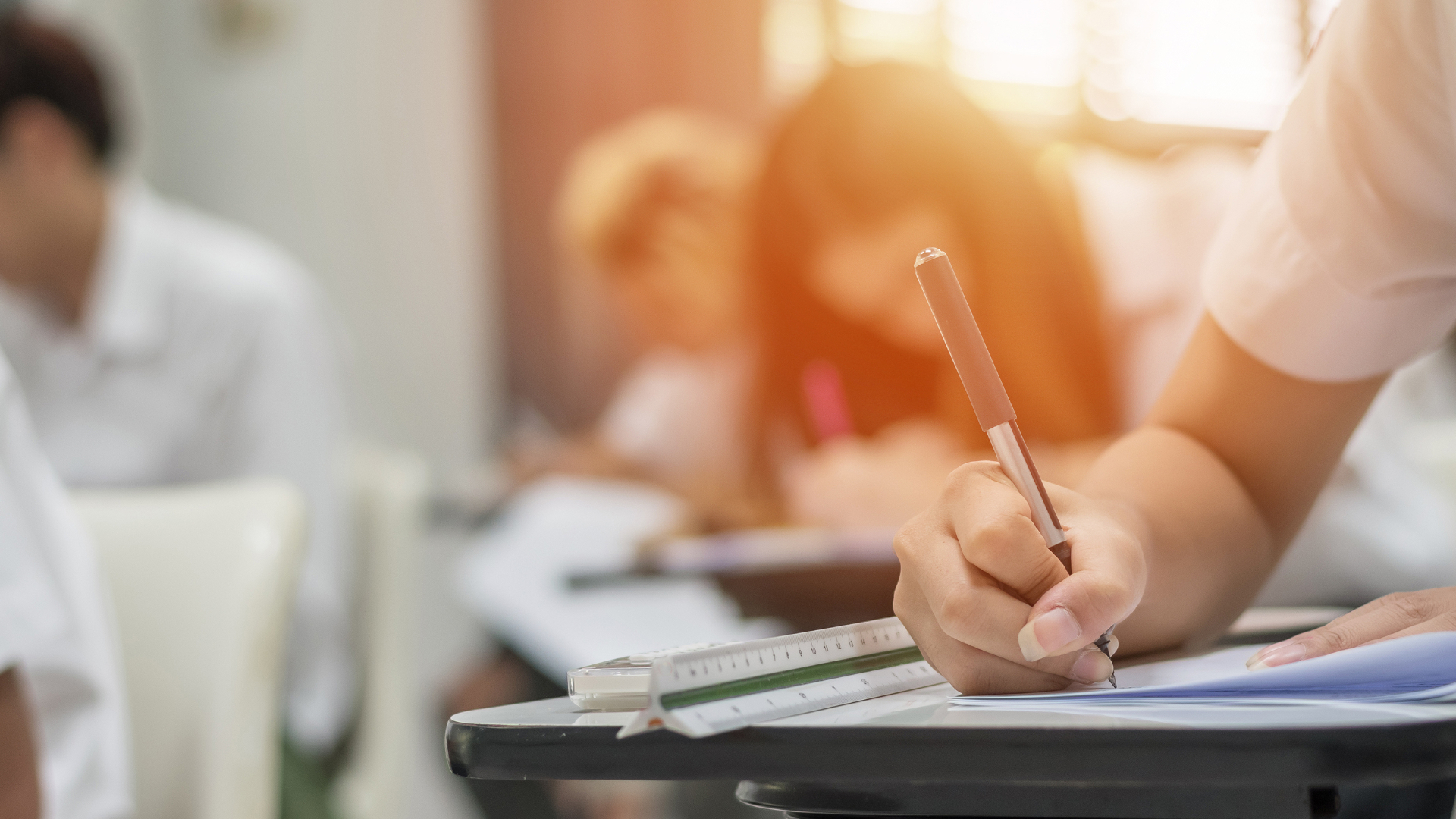 Rezultatele înregistrate la simularea Evaluării Naționale 2026: o treime dintre elevi au obținut note sub cinci la Limba Română și la Matematică | AUDIO