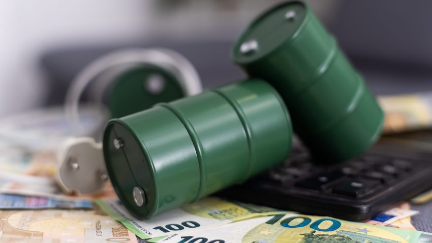 Prețul petrolului scade după reducerea tensiunilor SUA–Iran. Barilul de țiței Brent ajunge la 97 de dolari | AUDIO