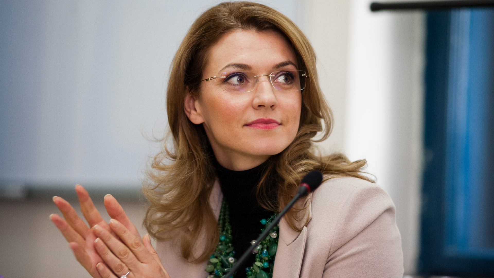 Piața Victoriei. Invitată este Alina Gorghiu, deputat PNL și președinte al Comisiei parlamentare „România fără violență domestică”