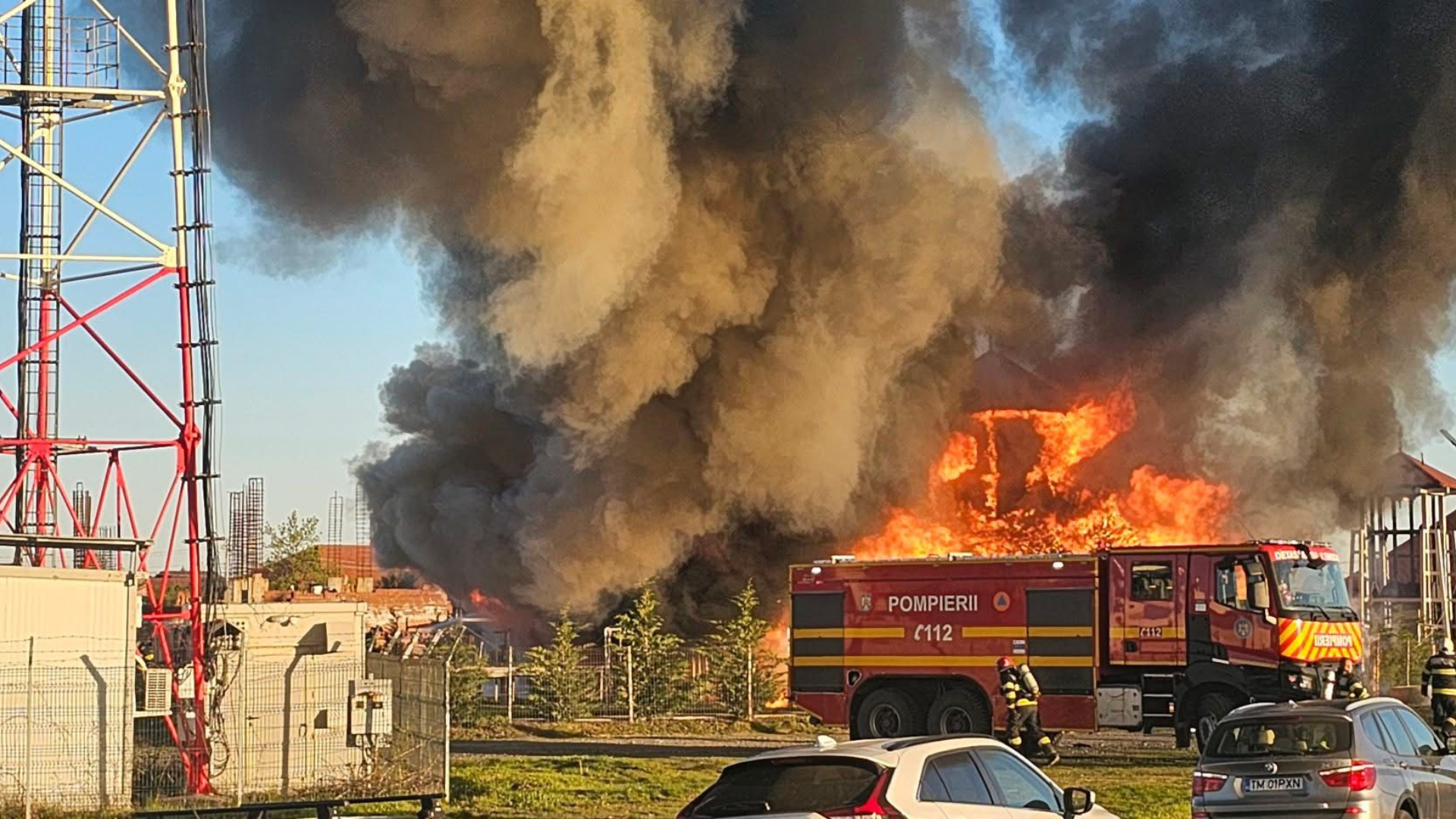 Incendiu la un paraclis din lemn din comuna Săcălaz, județul Timiș. Pompierii au intervenit cu mai multe autospeciale