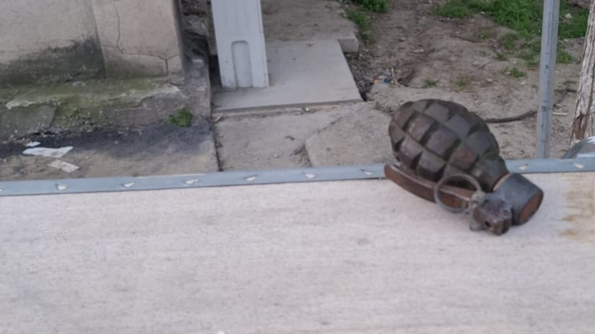O grenadă defensivă a fost descoperită între blocuri, într-un cartier aglomerat din Galați | AUDIO