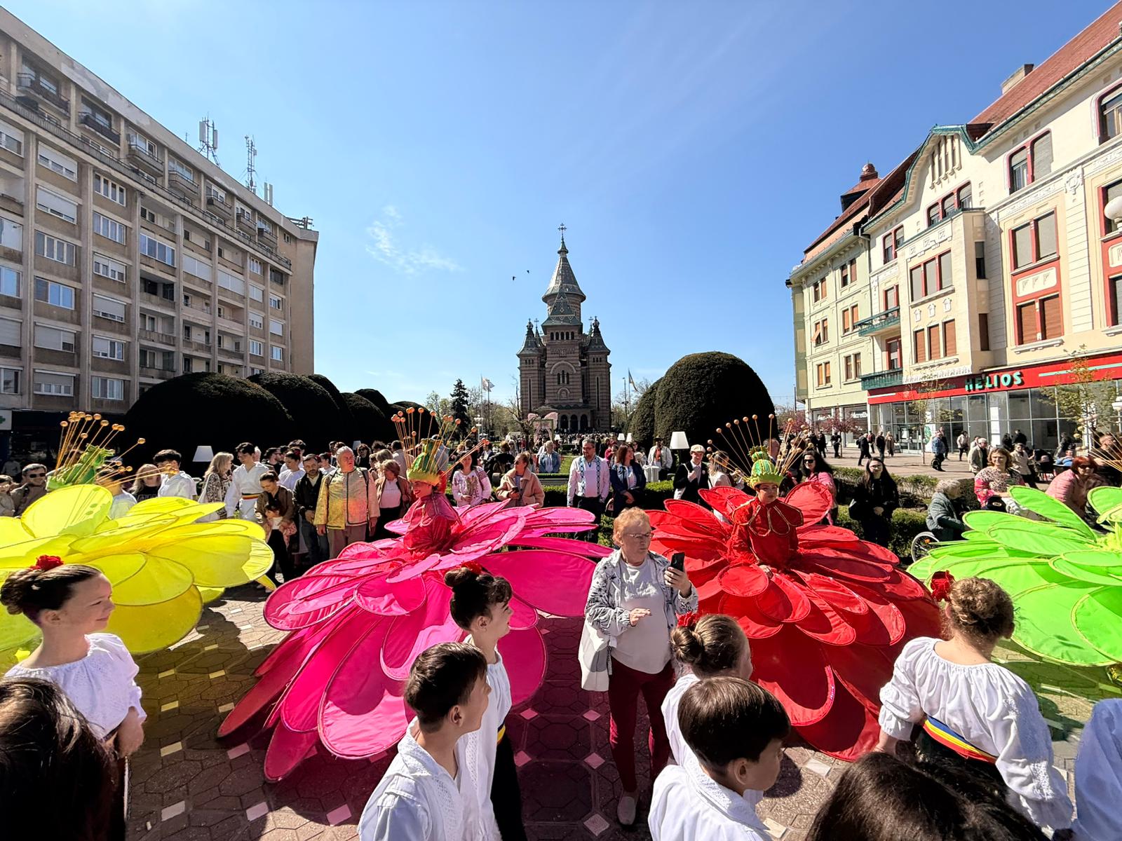 De Florii, străzile Timișoarei s-au umplut de flori și artiști | VIDEO