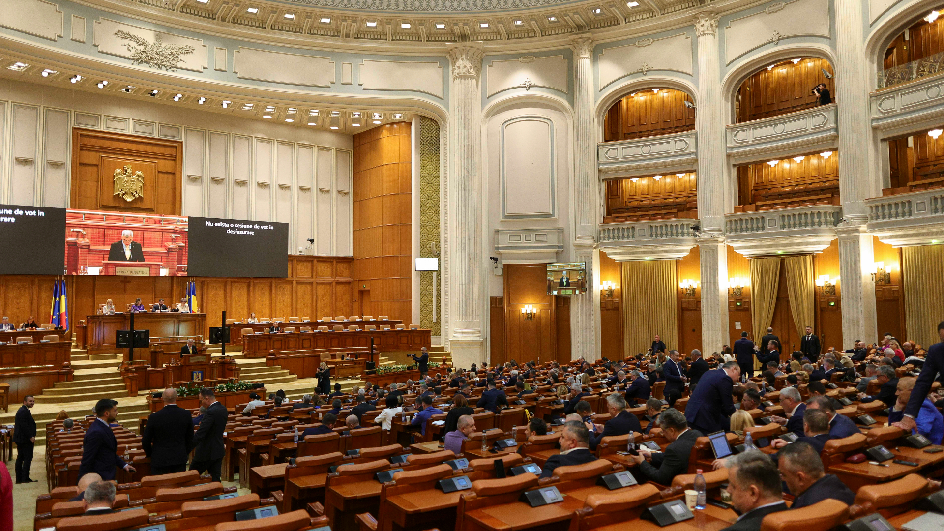 Moţiunea de cenzură împotriva Guvernului Bolojan, dezbătută şi votată azi în plenul Parlamentului. Ce strategii au partidele