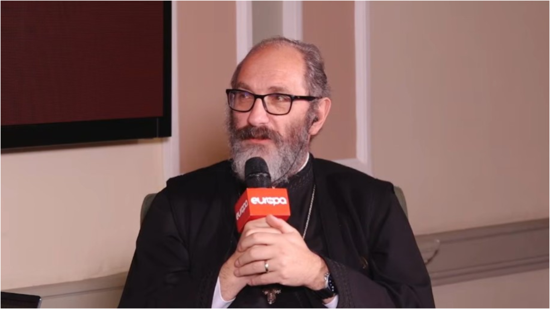 Părintele Constantin Necula, mesaj despre solidaritate socială și empatie în vremuri dificile: „Asta-i România, un rând de copaci înfloriți care poate rupe haturile de ură” | VIDEO