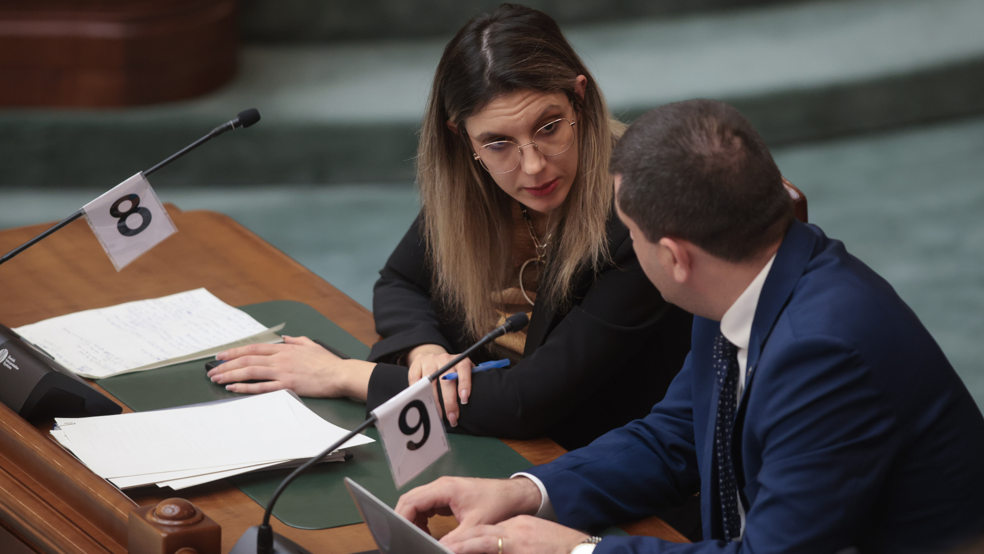 Diana Buzoianu și Radu Miruță, cei mai huiduiți miniștri în dezbaterea moțiunii de cenzură | AUDIO