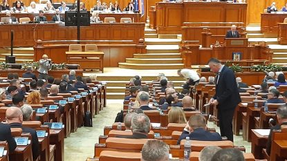 Pauză de cafea pentru unii parlamentari în timpul dezbaterilor moțiunii de cenzură. Ce spun despre efectele actualei crize politice | AUDIO