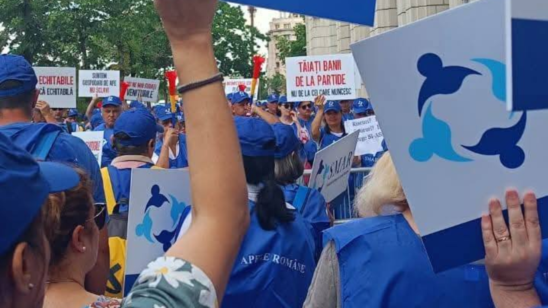Sindicaliştii din Apele Române, protest în Bucureşti. Angajații se tem de concedieri și reclamă salariile mici | AUDIO