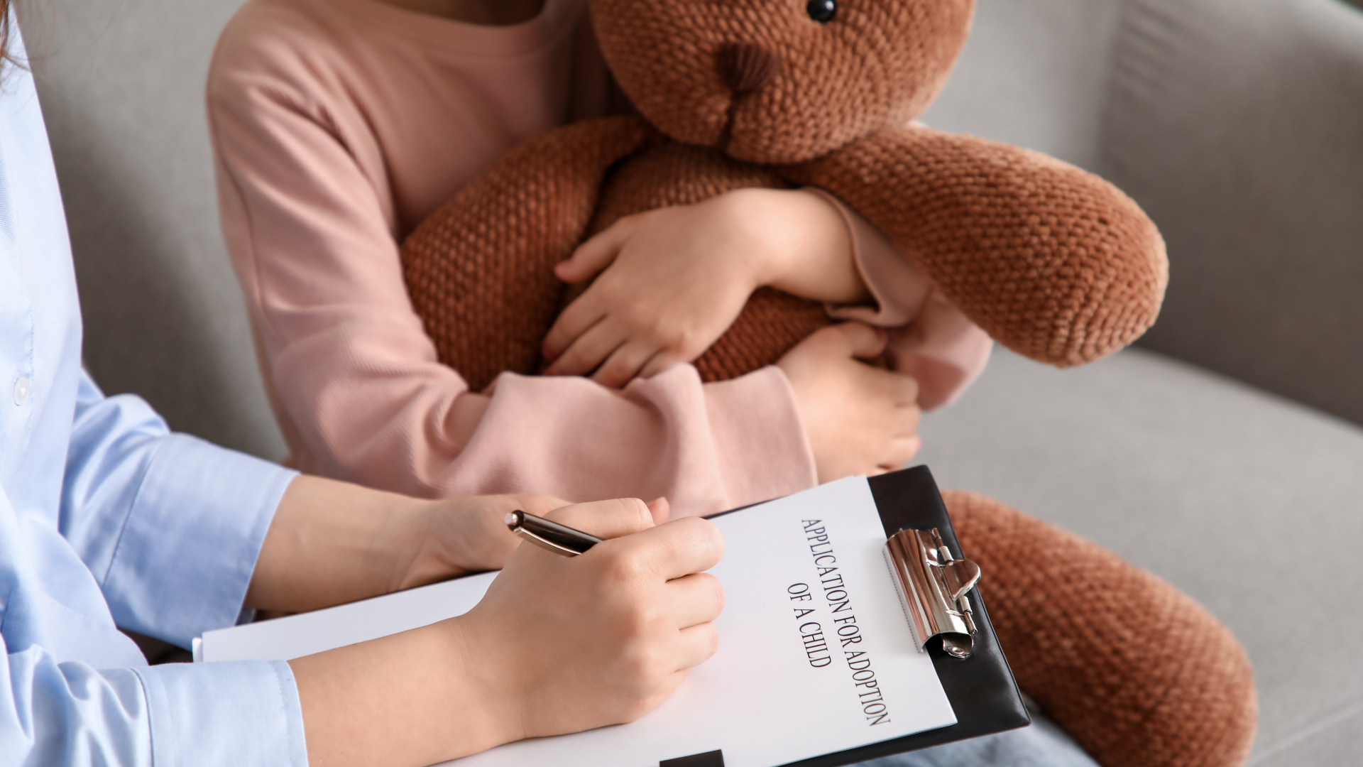 Persoanele adoptate ar putea afla mai ușor cine sunt părinții lor biologici, potrivit unui proiect depus la Parlament de USR | AUDIO